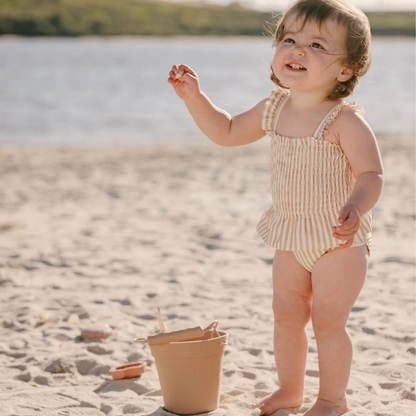 Maillot à volants rayures latte | Quincy Mae