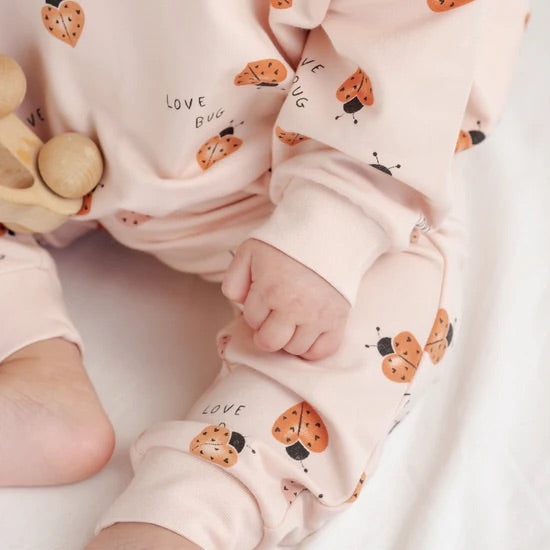 Relaxed Sweatshirt Love Bug | Quincy Mae