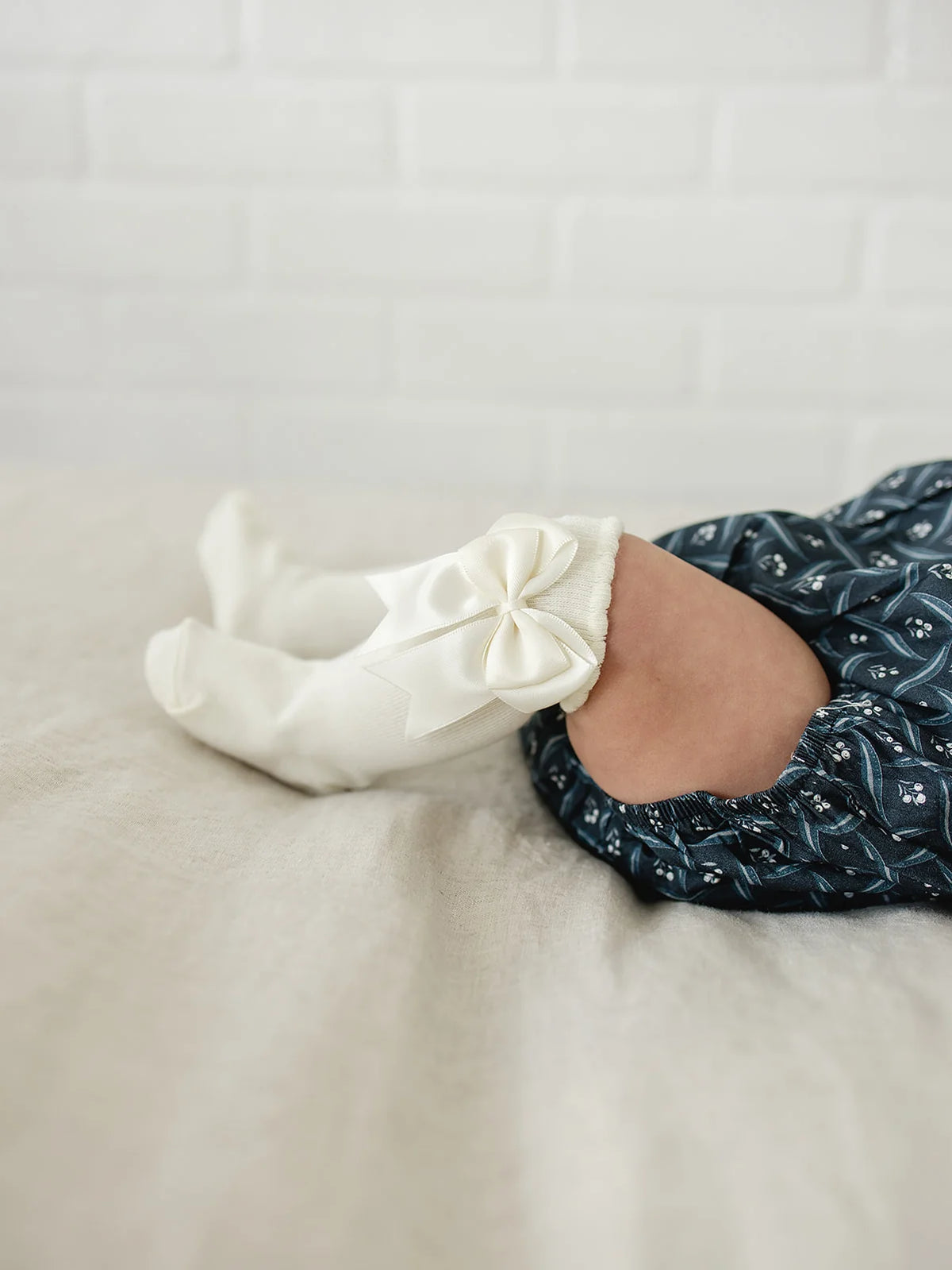 High Rise Bow Socks Cream | Mebie